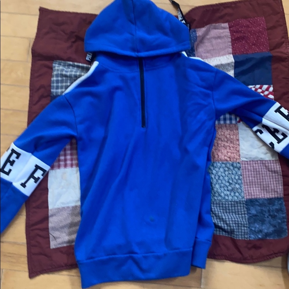 A sweatshirt/shirt
